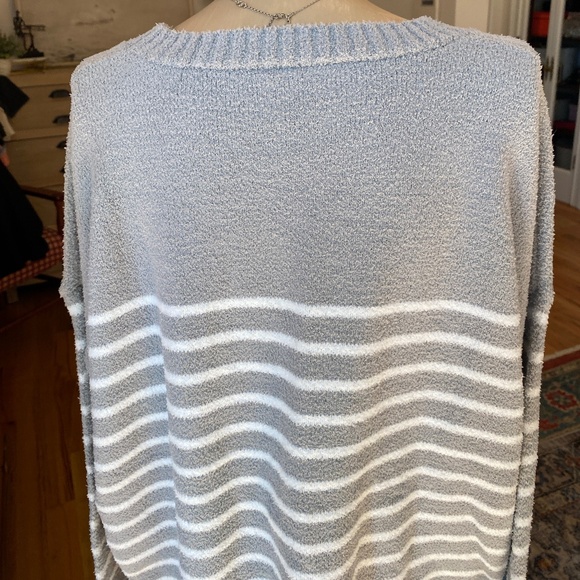 Cozy Gray and White Striped Sweater - Size L - Picture 4 of 8